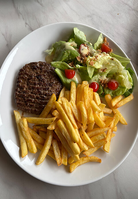 Plat servi au snack du Camping La Herelle dans la Somme, en Picardie