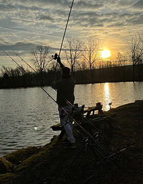 Pêche à l’étang en soirée à proximité du camping la Herelle
